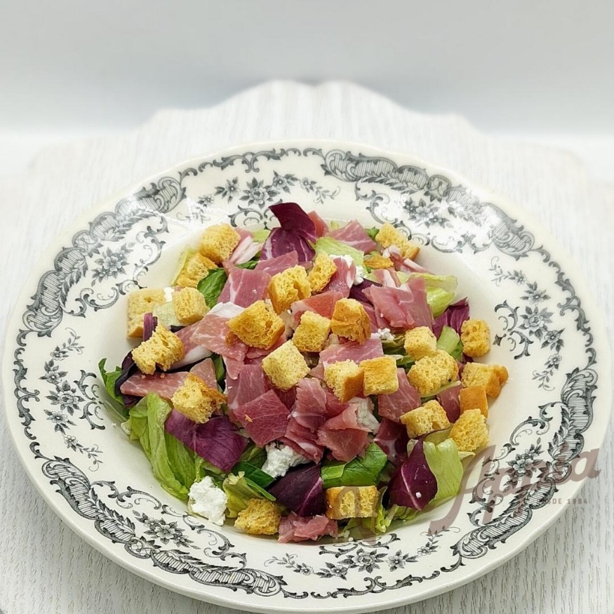 ENSALADA DE PROSCIUTTO Y QUESO DE CABRA