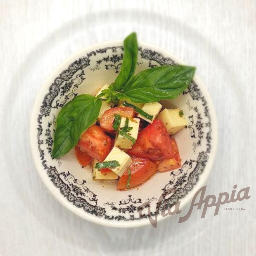 ENSALADA CAPRESE EN CUBOS CON MOZZARELLA DE BÚFALA