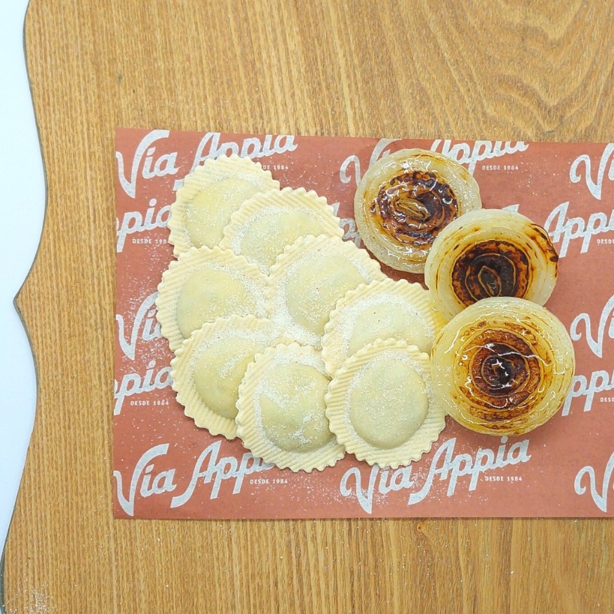 PASTA RELLENA CON QUESO DE CABRA Y CEBOLLAS CARAMELIZADAS