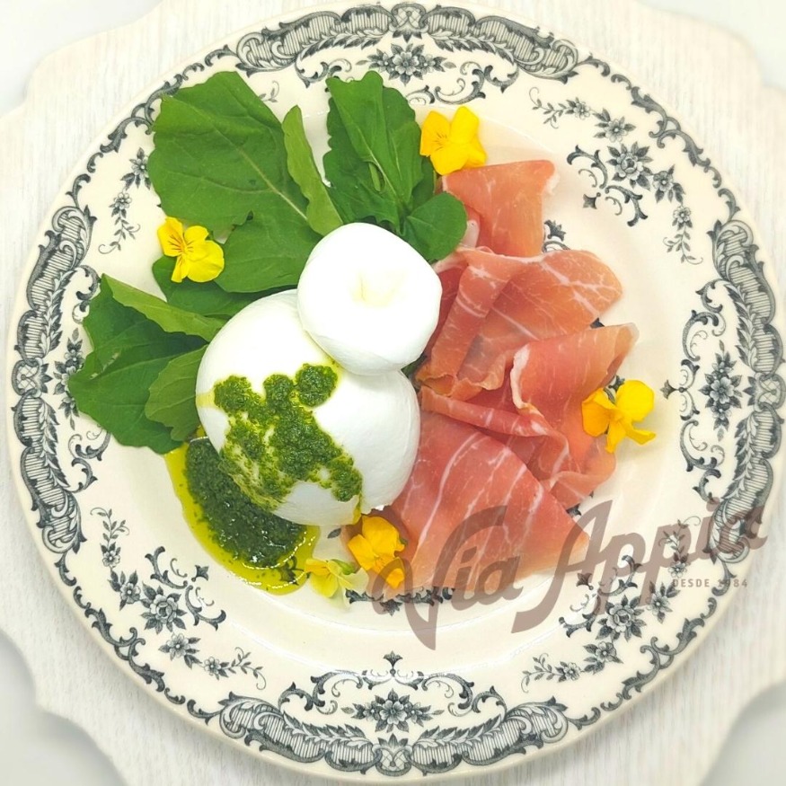 BURRATA CON PROSCIUTTO DI PARMA Y PESTO DE ALBAHACA