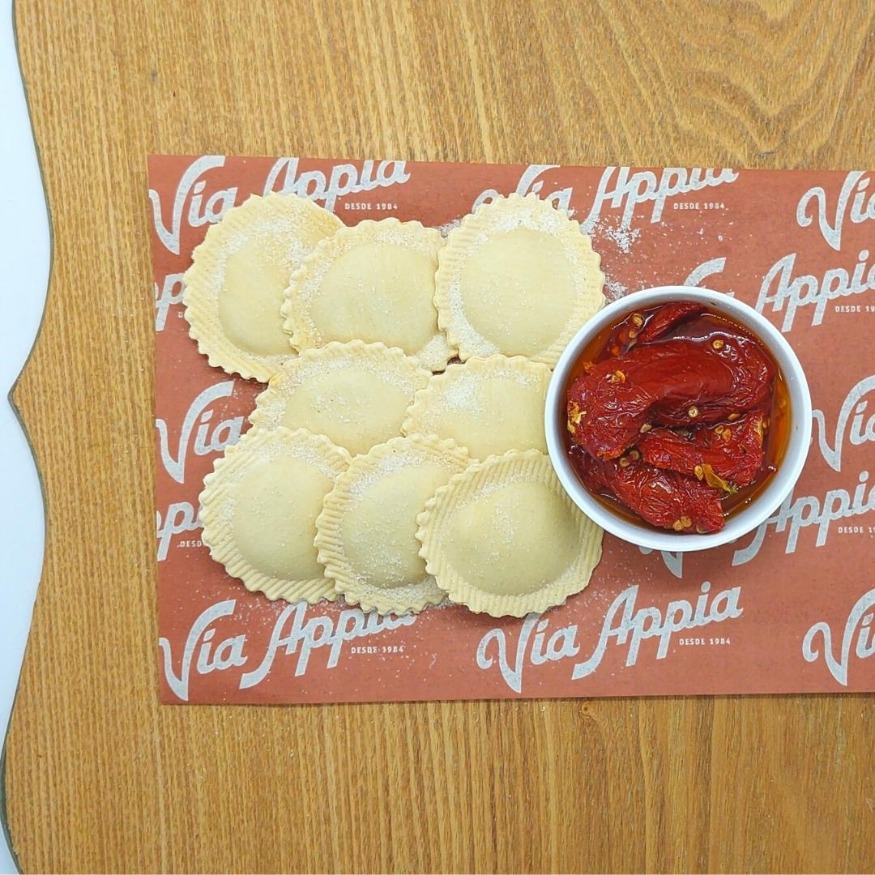 PASTA RELLENA CON RICOTTA DE CABRA Y TOMATES SECOS