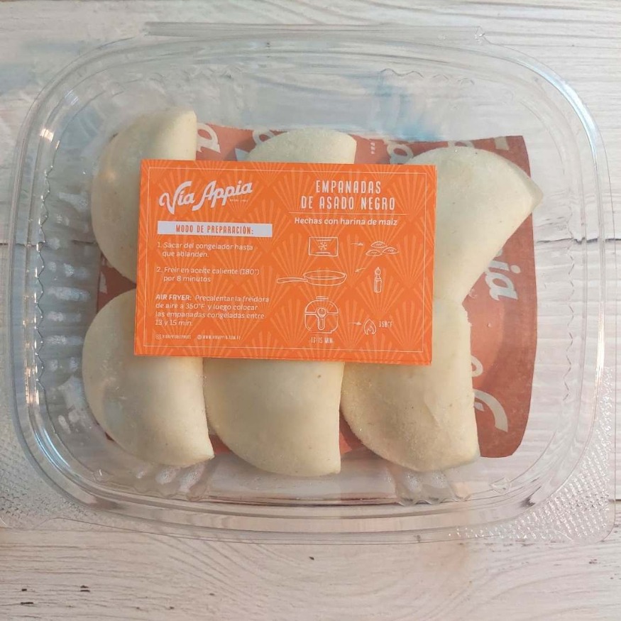 MINI EMPANADAS DE MAIZ RELLENAS CON ASADO NEGRO