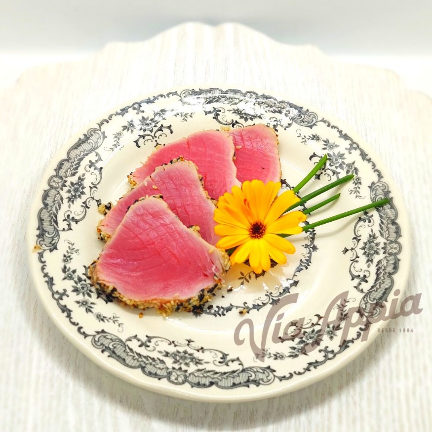 ATÚN ABRASADO CON AJONJOLÍ BLANCO Y NEGRO