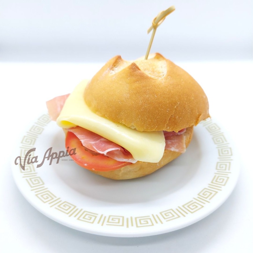 SÁNDWICH MIGNON DE PROSCIUTTO DI PARMA Y QUESO GOUDA