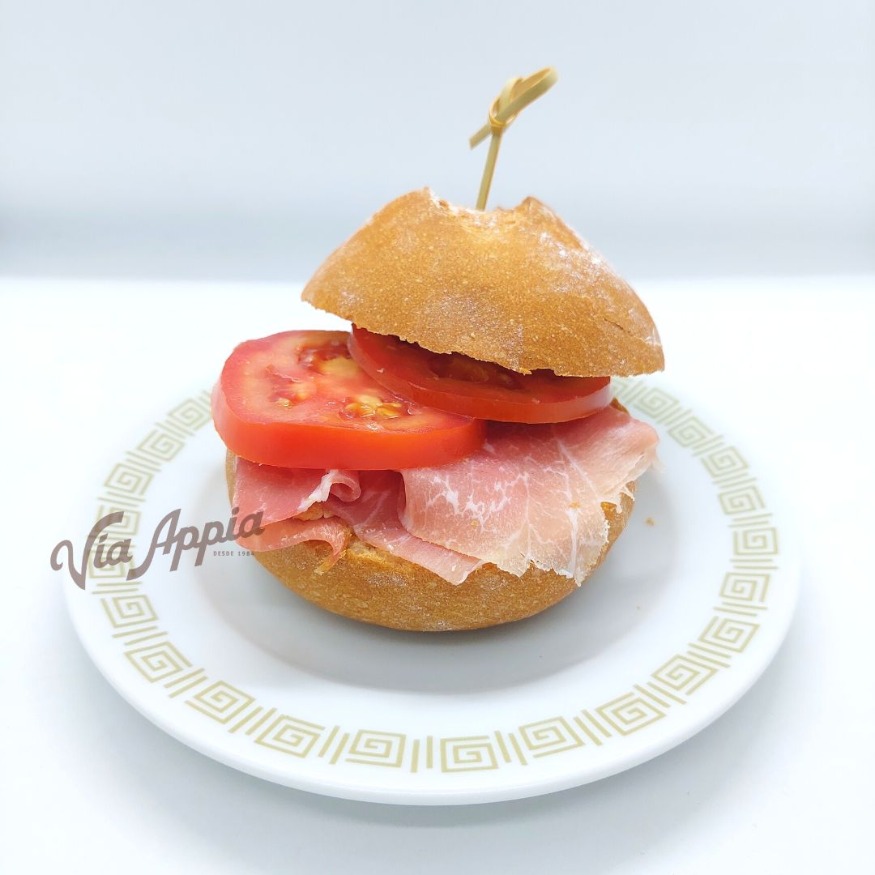 SÁNDWICH MIGNON DE PROSCIUTTO DI PARMA Y TOMATES FRESCOS