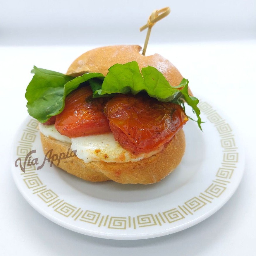SÁNDWICH MIGNON CON MOZZARELLA DE BÚFALA, RÚCULA Y TOMATES SECOS
