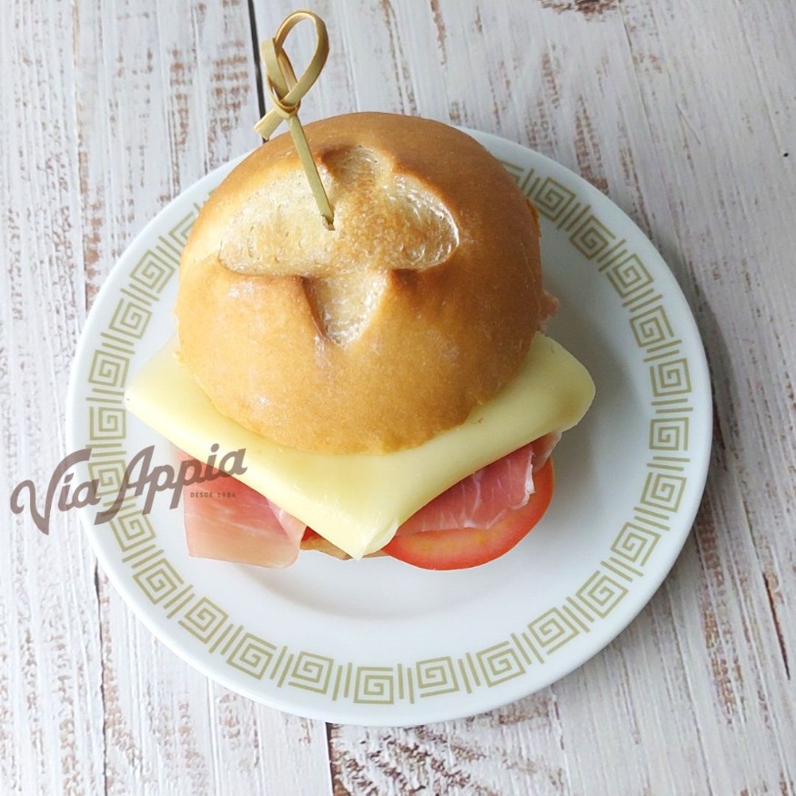 SÁNDWICH MIGNON DE PROSCIUTTO DI PARMA Y QUESO GOUDA