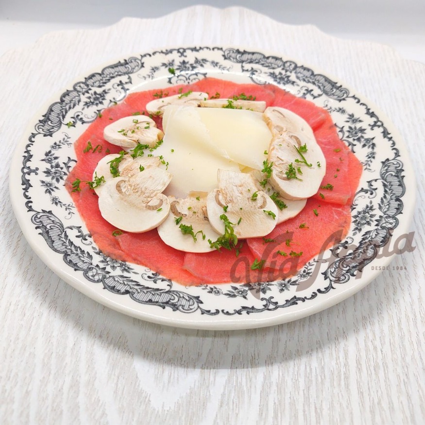 CARPACCIO DE LOMITO CON CHAMPIÑONES Y REGGIANO