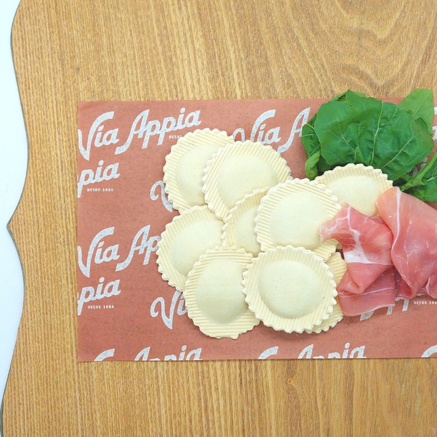 PASTA RELLENA CON RICOTTA DE CABRA, PROSCIUTTO Y RÚCULA