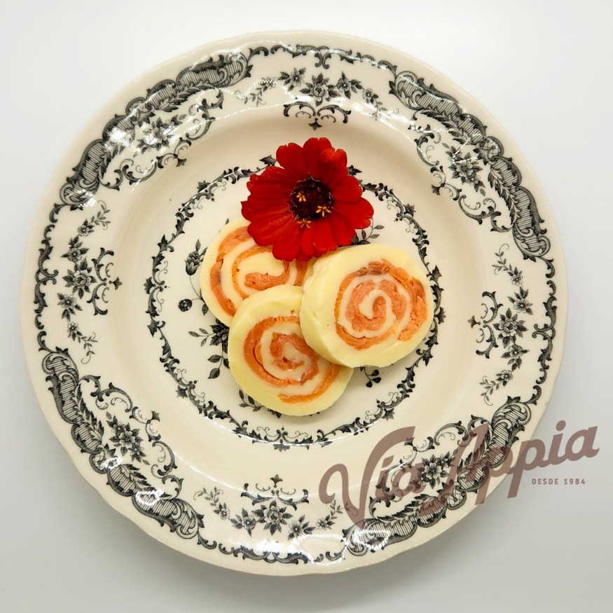 ROLL DE MOZZARELLA Y SALMÓN AHUMADO