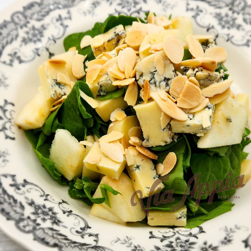 ENSALADA DE ESPINACAS CON QUESO GORGONZOLA, PERA Y ALMENDRAS TOSTADAS