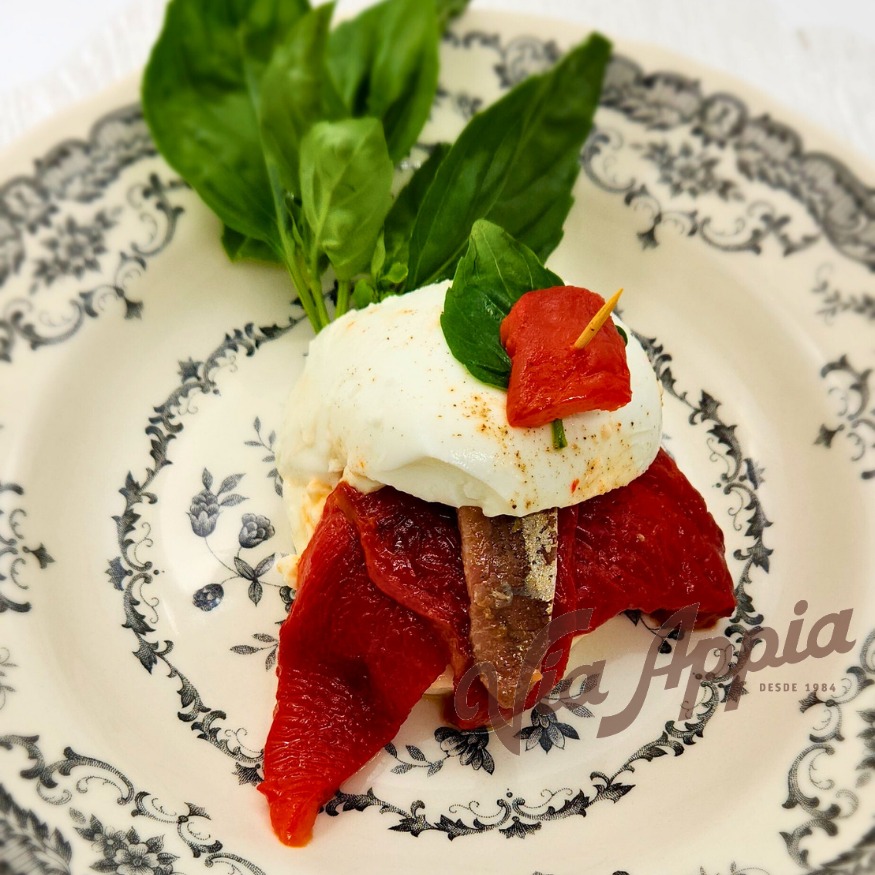 BÚFALA CON PIMIENTOS ROJOS ASADOS Y ANCHOAS
