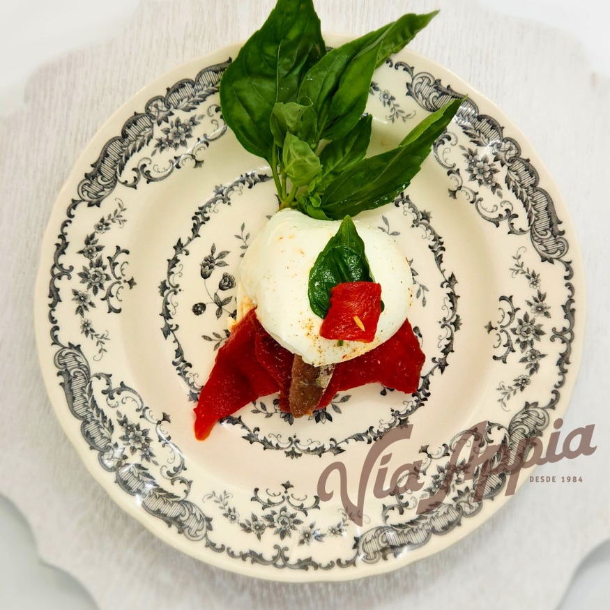 BÚFALA CON PIMIENTOS ROJOS ASADOS Y ANCHOAS