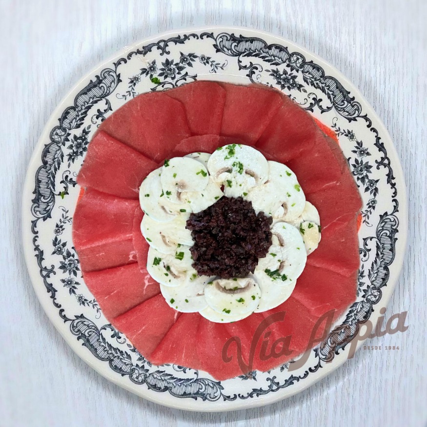 CARPACCIO DE LOMITO CON CHAMPIÑONES Y TAPENADE DE ACEITUNAS NEGRAS