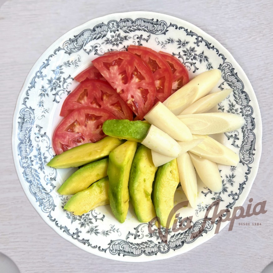 ENSALADA DE AGUACATE, PALMITO Y TOMATE