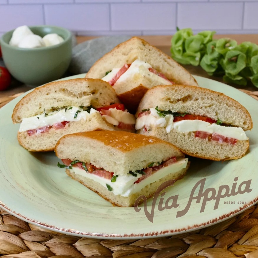 FOCACCIA RELLENA CAPRESE  (SANDWICH)