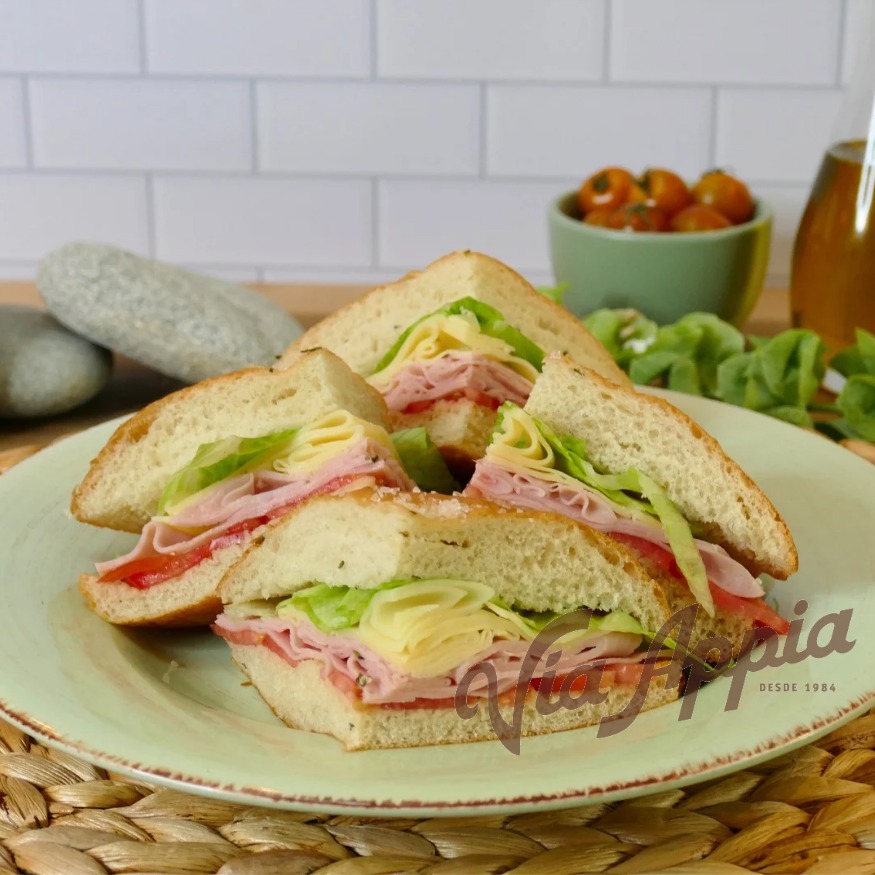 FOCACCIA RELLENA CON PECHUGA DE PAVO  Y QUESO GOUDA  (SANDWICH)