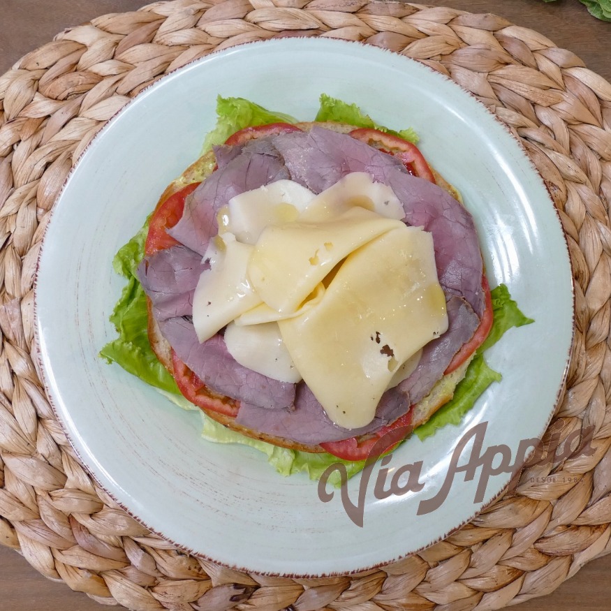 FOCACCIA RELLENA DE ROAST BEEF Y QUESO HOLANDÉS  (SANDWICH)