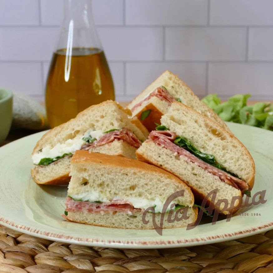FOCACCIA RELLENA DE SALAME Y MOZZARELLA DE BÚFALA (SANDWICH)