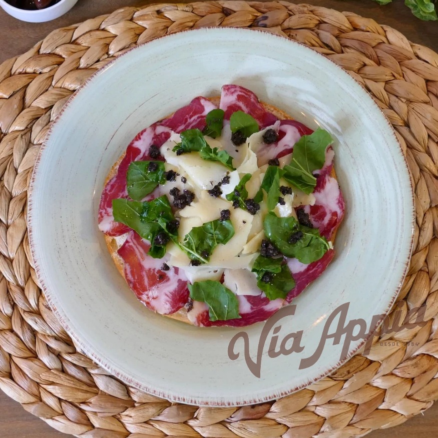 FOCACCIA RELLENA DE COPPA Y QUESO PROVOLONE PICCANTE (SANDWICH)