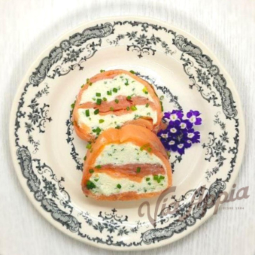 TERRINA DE QUESO DE CABRA Y CIBOULETTE ENVUELTA EN SALMÓN AHUMADO