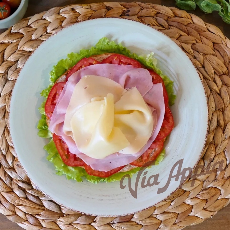 FOCACCIA RELLENA  CON JAMÓN BISCOTTO Y QUESO GOUDA  (SANDWICH)