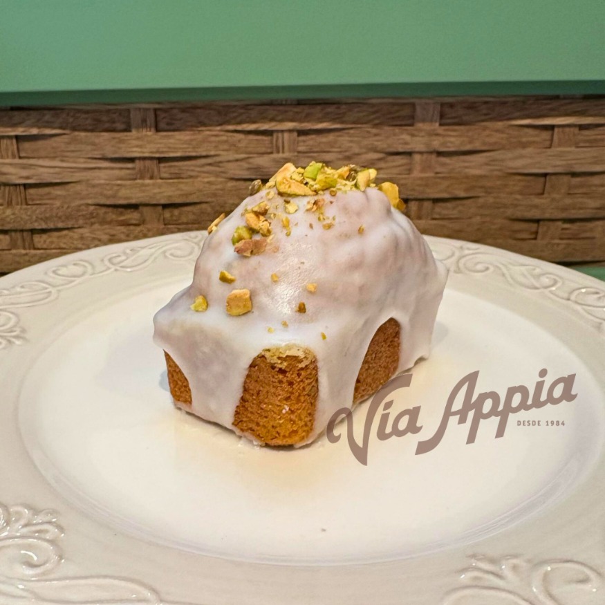 PONQUÉ DE YOGURT CON PISTACHOS Y LIMÓN