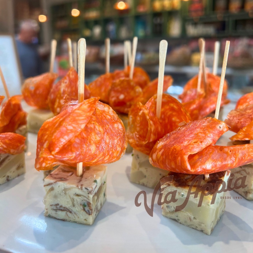 PINCHOS DE TORTILLA DE PAPAS Y CEBOLLAS CON PEPERONI (6 UNIDADES)