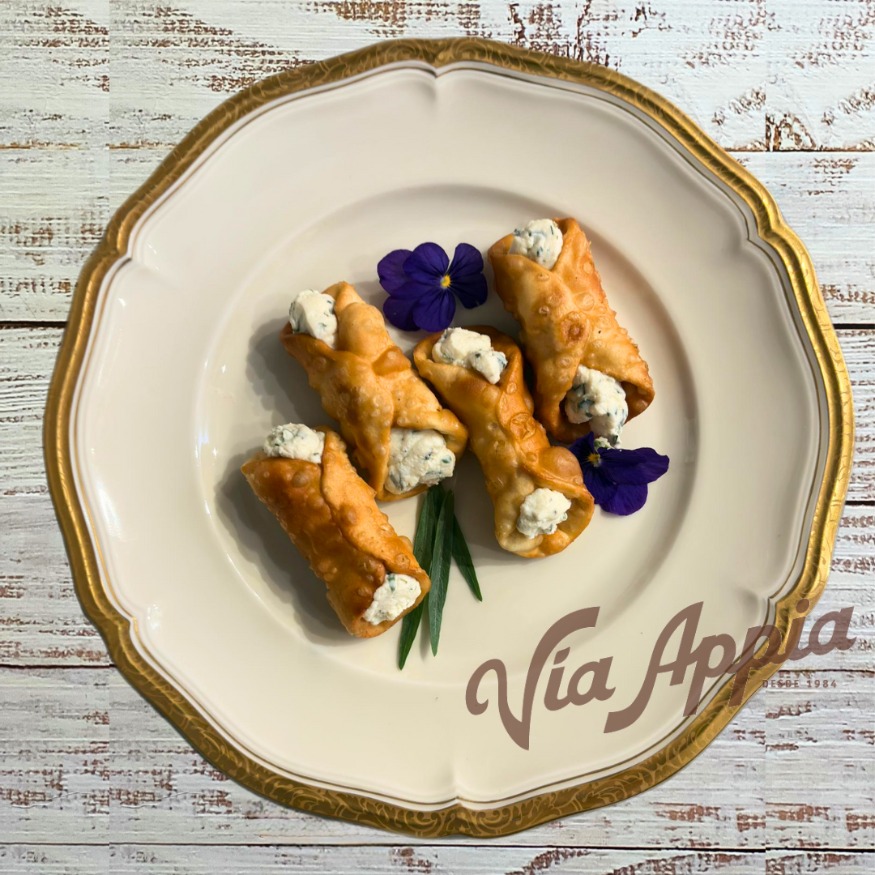 CANNOLI RELLENOS DE QUESO DE CABRA CON HIERBAS FRESCAS