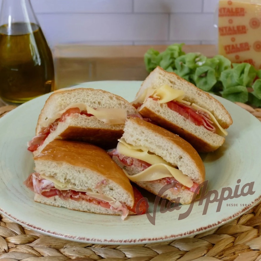 FOCACCIA RELLENA CON PROSCIUTTO DI PARMA Y QUESO EMMENTAL (SÁNDWICH)