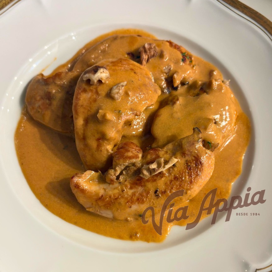 BOCADOS DE POLLO CON CREMA DE PIMIENTOS ROJOS ASADOS Y NUECES