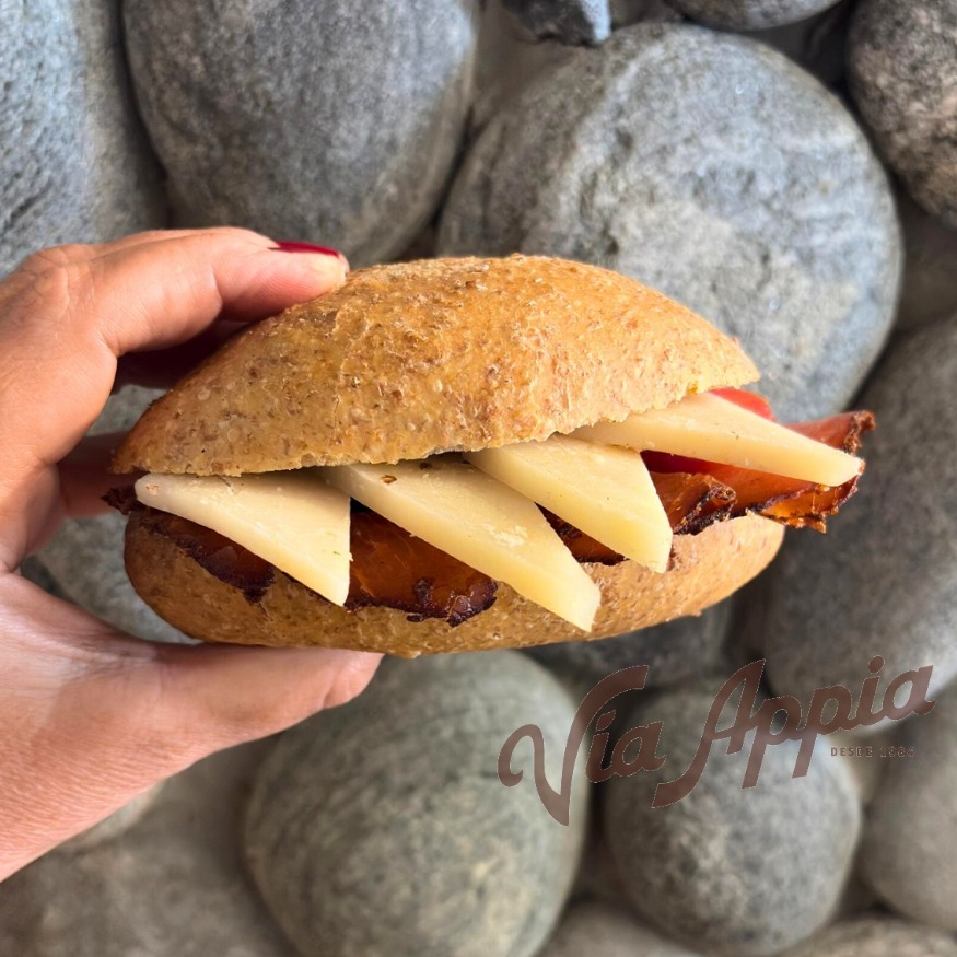 SANDWICH MIGNON INTEGRAL CON QUESO MANCHEGO Y LOMO EMBUCHADO