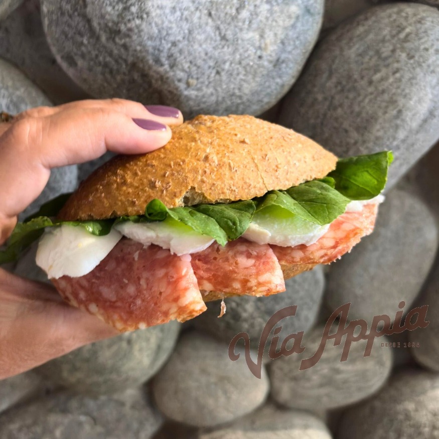 SANDWICH MIGNON INTEGRAL CON SALAME E MOZZARELLA DI BÚFALA CON RÚCULA