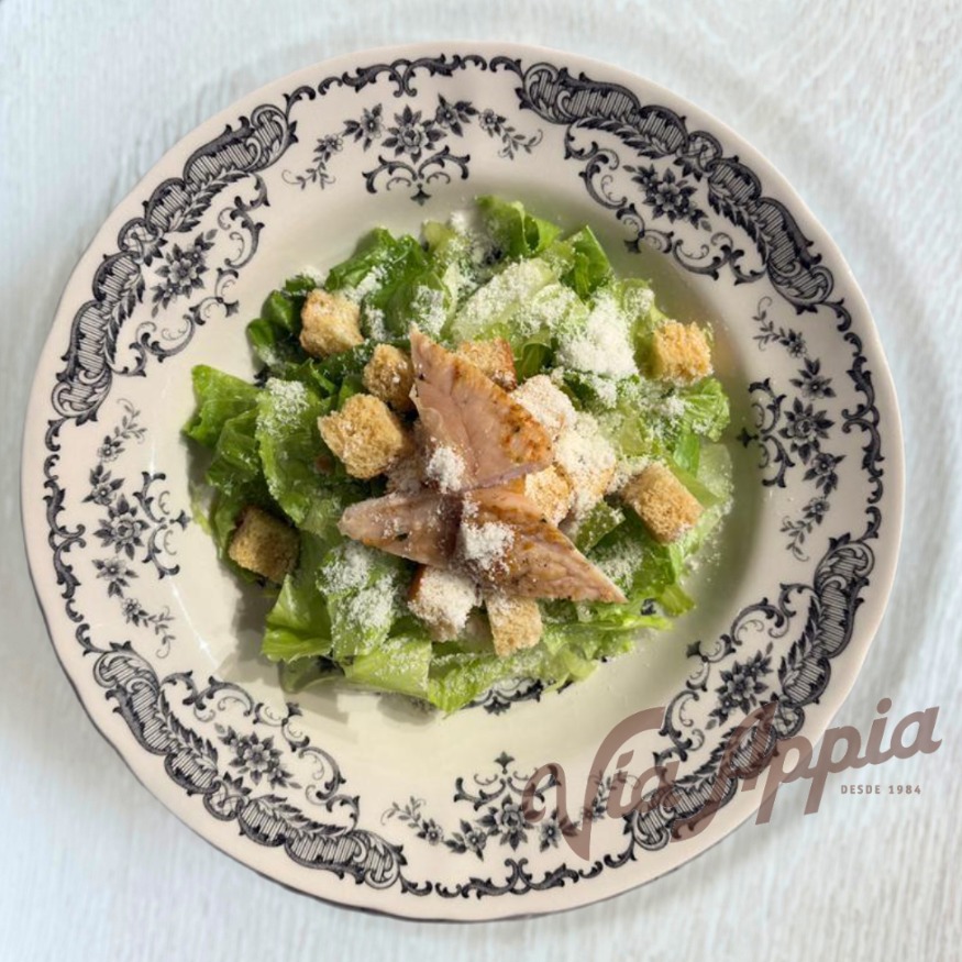 ENSALADA CÉSAR CON LECHUGA ROMANA Y POLLO