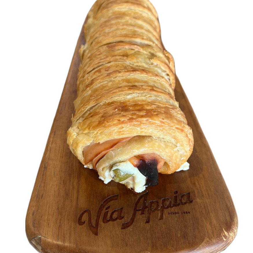 PAN DE PAVO Y QUESO CREMA EN HOJALDRE