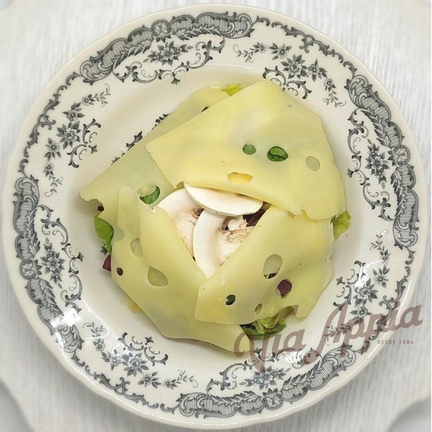 ENSALADA DEL CHEF CON QUESO EMMENTAL