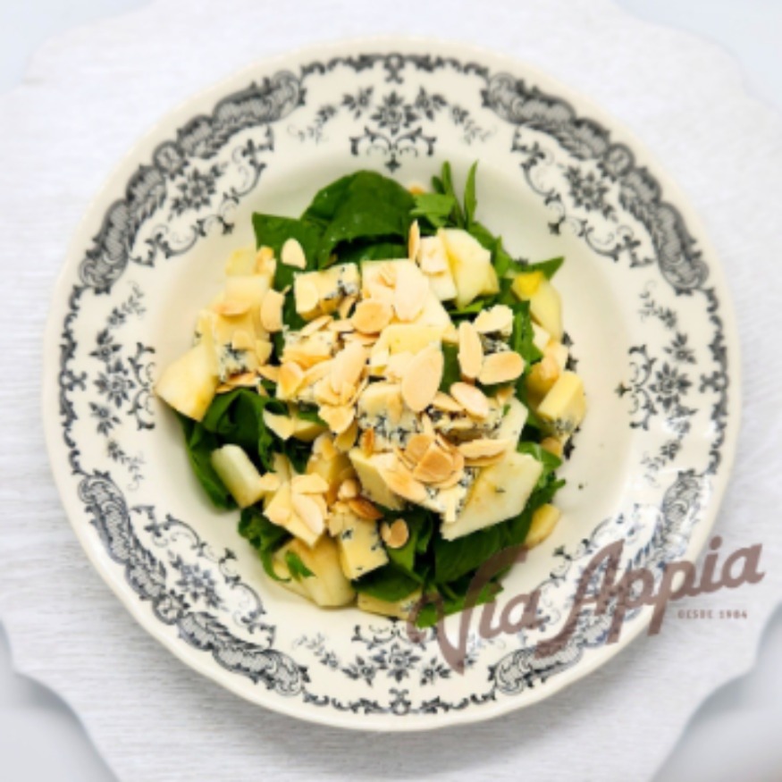 ENSALADA DE ESPINACAS CON QUESO GORGONZOLA, PERA Y ALMENDRAS TOSTADAS