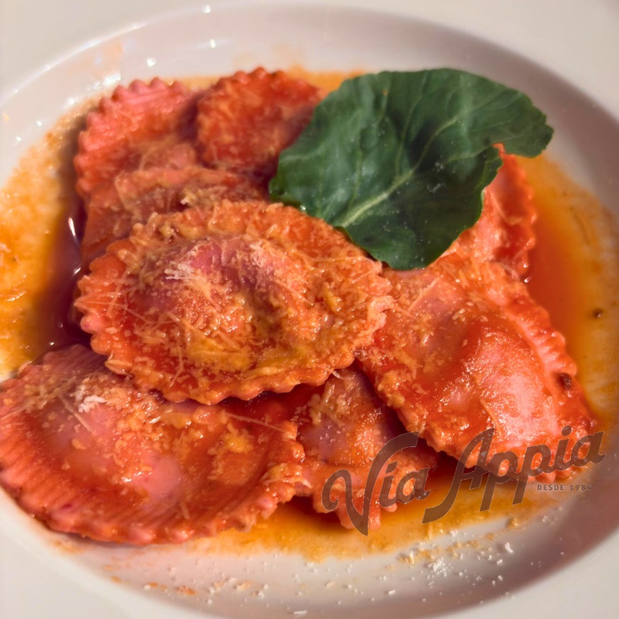 FLORES DE QUESO DE CABRA Y REMOLACHA CON BERROS AL POMODORO Y PECORINO