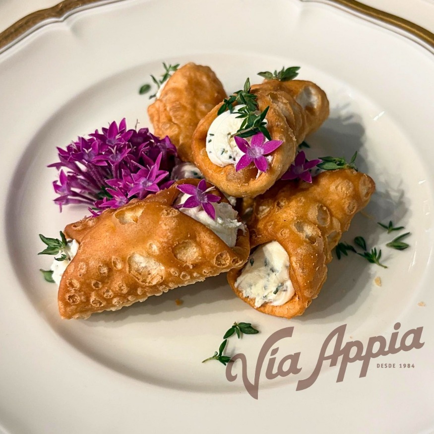 CANNOLI RELLENOS DE QUESO DE CABRA CON HIERBAS FRESCAS (4 unidades)