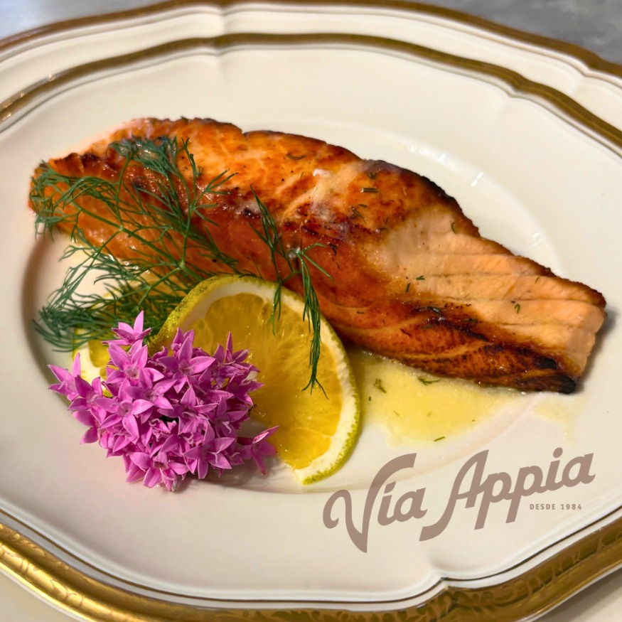 TRANCHA DE SALMÓN FRESCO CON NARANJA Y ENELDO